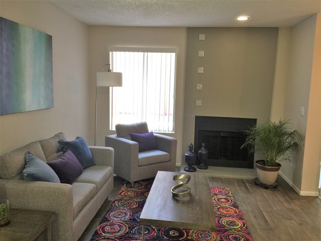 Livingroom w/ fireplace